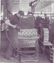 1937 Arbeiter beim Entfernen des ueberschuessigen Aluminiums.JPG